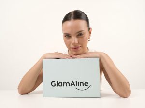 Cata posando con caja de GlamAline